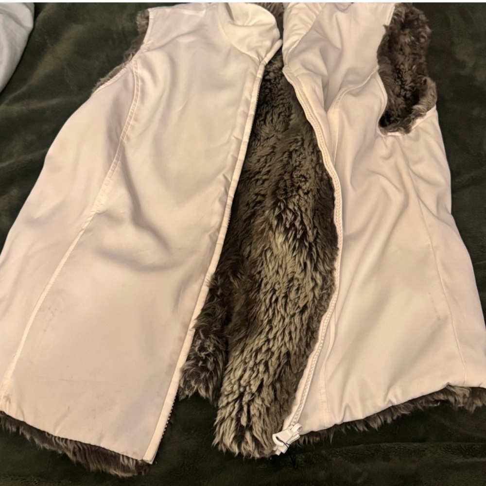 Chic Women's Faux Fur Vest in Gray with zipper - Picture 8 of 12